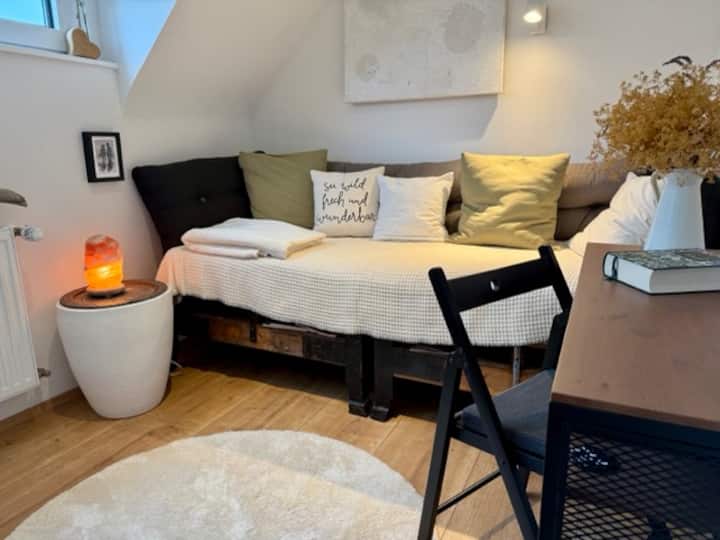 "חדר הנשימה" שלנו הוא מקום מפלט שקט – מושלם לקריאה, מדיטציה, עבודה או סתם נשימה. ספה ביתית נעימה (גודל מיטה יחיד), מחצלת יוגה, כריות, הרבה ספרים ובודהה שקט מזמינים אתכם לצאת להפסקה. 