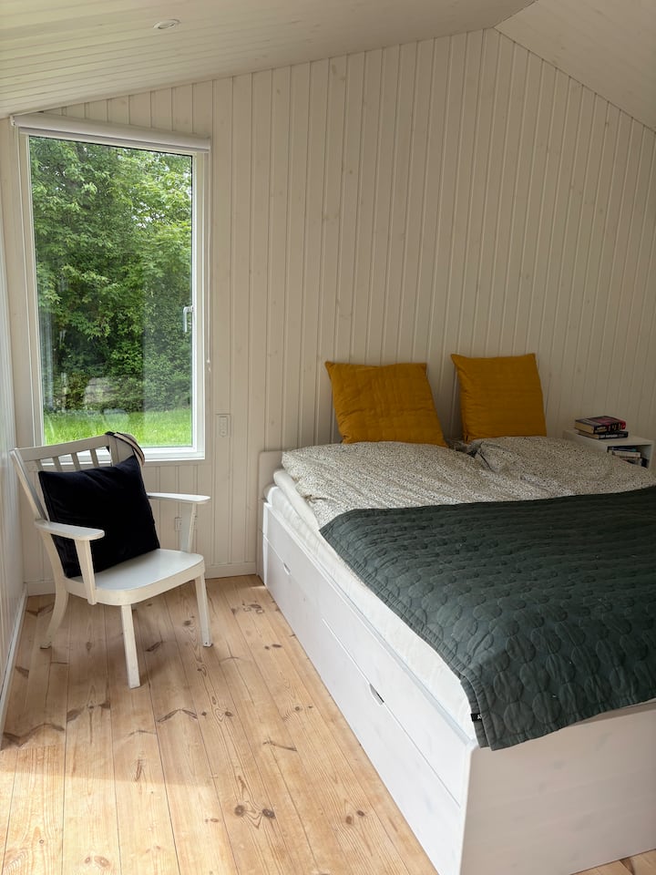 Прекрасна голема и светла спална соба, со голем двоен кревет и простор во плакарот 