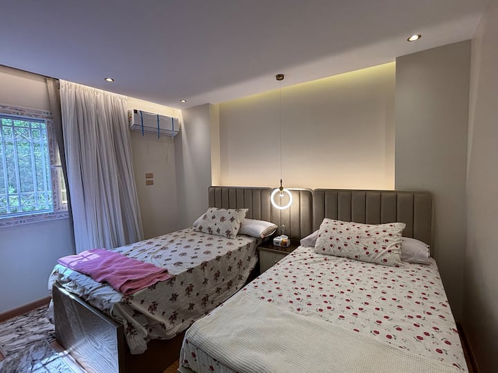 ขนาดห้องนอนที่ 2 ของแต่ละห้อง 120 ซม. พร้อมหน้าต่างม่านบังแสงและวิวสวนกว้าง