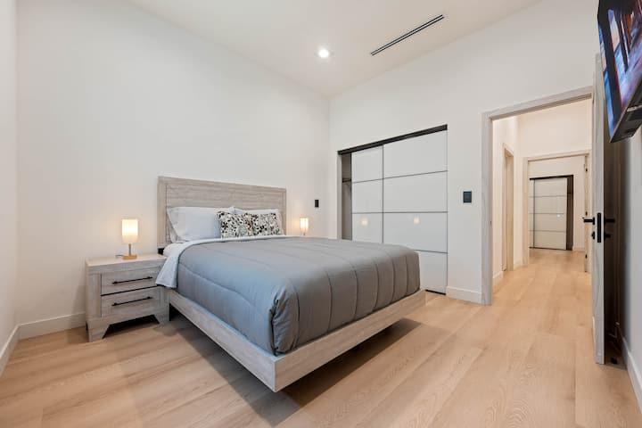 Spavaća soba u mirnom okruženju, savršena za parove, obitelji ili poslovne putnike.