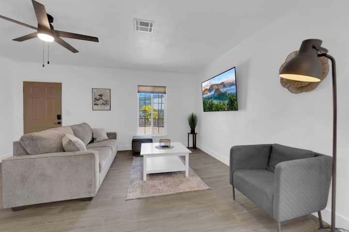 House, With Yard In Downtown - Las Vegas