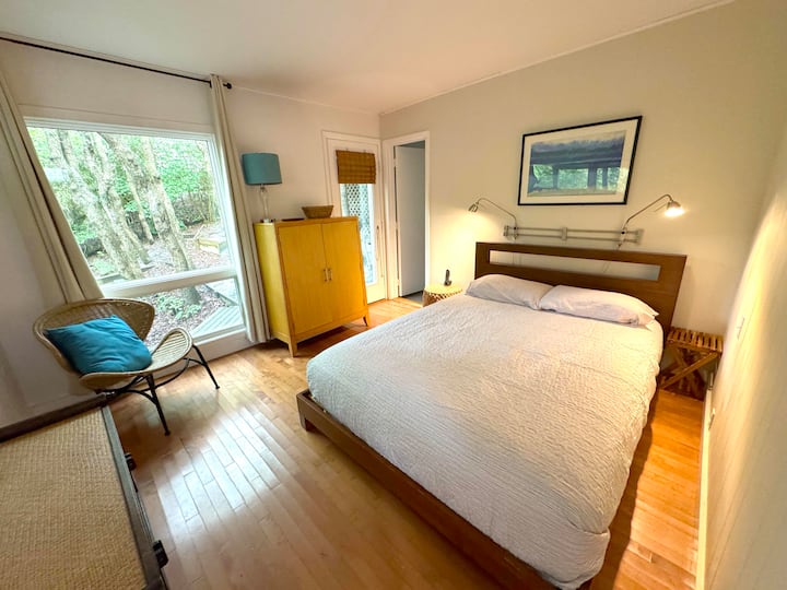 Hlavná spálňa s priamym prístupom do kúpeľne a na zadný dvor