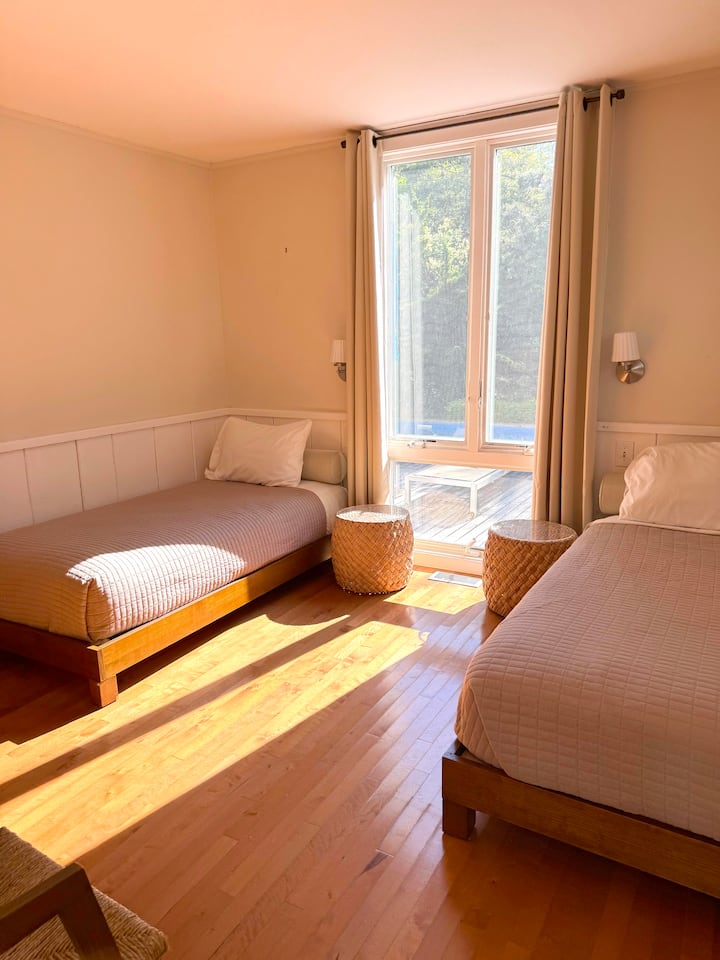 Spálňa s výhľadom na bazén a vírivku