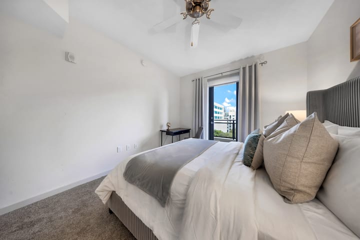 Dormitorio acogedor con vistas

- Cómodo dormitorio con una lujosa cama, sábanas suaves y una ventana con luz natural y vistas a la ciudad. Un espacio tranquilo para descansar y recargar energías.