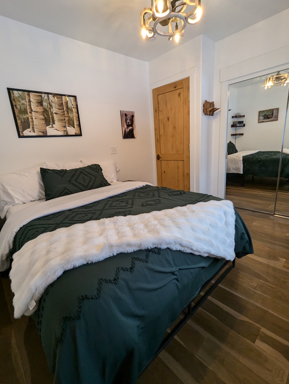 Стая за гости 2  
Отпуснете се и се сгушете за през нощта в това удобно двойно легло с първокласно спално бельо.
 Спалнята ви е оборудвана с проектор, за да можете да гледате филм или любимото си предаване, докато се потопявате в света на сънищата. 