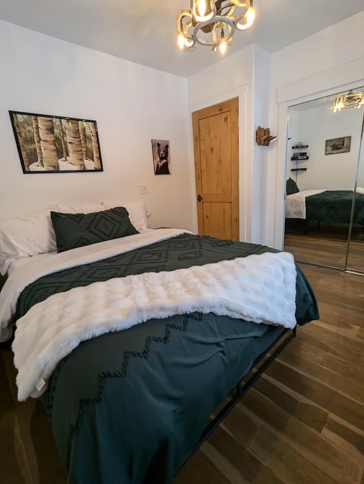 Guest Room 2  
استرخ واستمتع بليلة مريحة في هذا السرير المريح مع بياضات فاخرة.
 غرفة نومك مجهزة بجهاز عرض حتى تتمكن من مشاهدة فيلم أو برنامجك المفضل بينما تنجرف إلى أرض الأحلام.