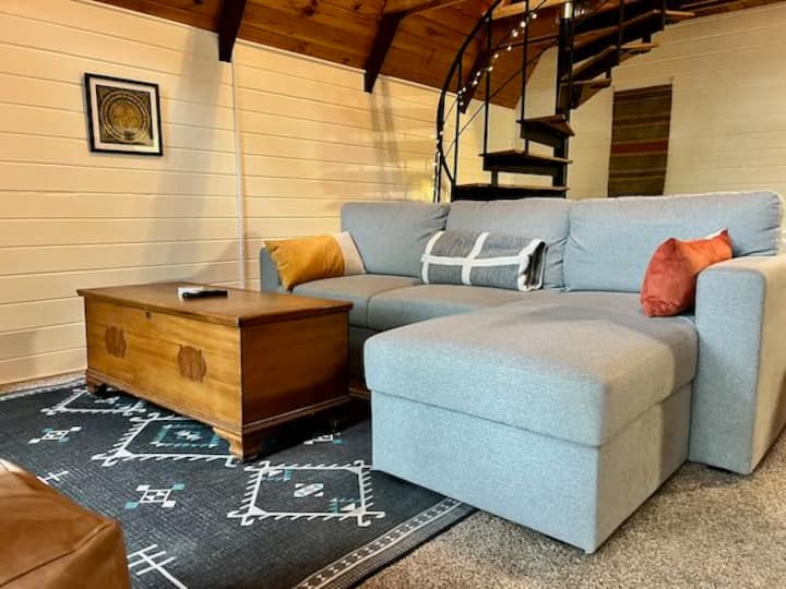 Kochi hili linabadilika kwenda kwenye kitanda cha ukubwa wa malkia.