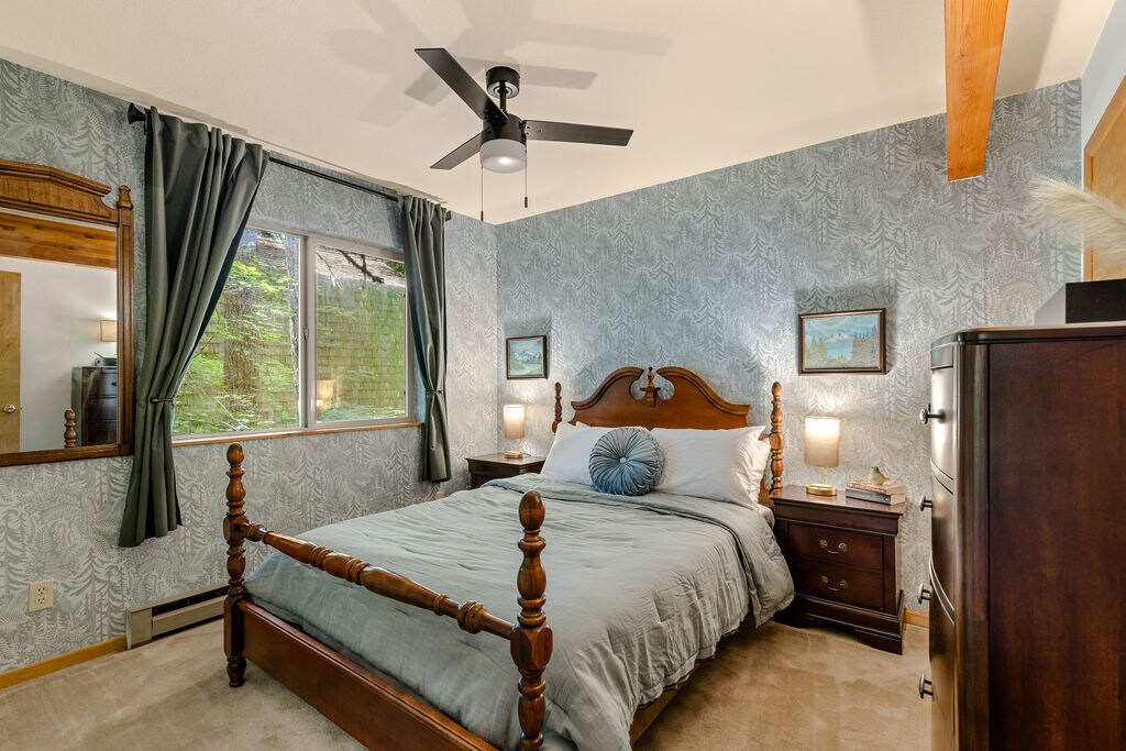 تحتوي هذه الغرفة على سرير بحجم كوين وخزانة ملابس وخزانة ملابس. 