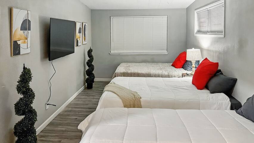 Monthly – 50% OFF: Pool Home | 2 Mi Strip gallery image 4