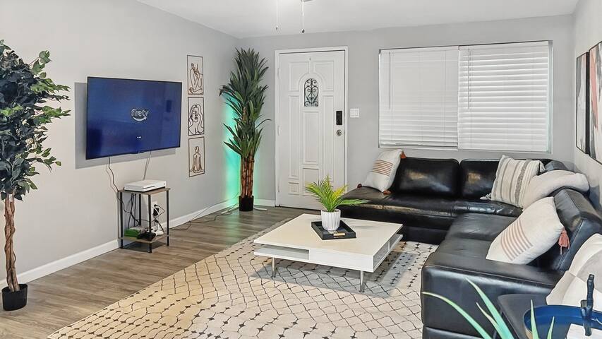 Monthly – 50% OFF: Pool Home | 2 Mi Strip gallery image 2