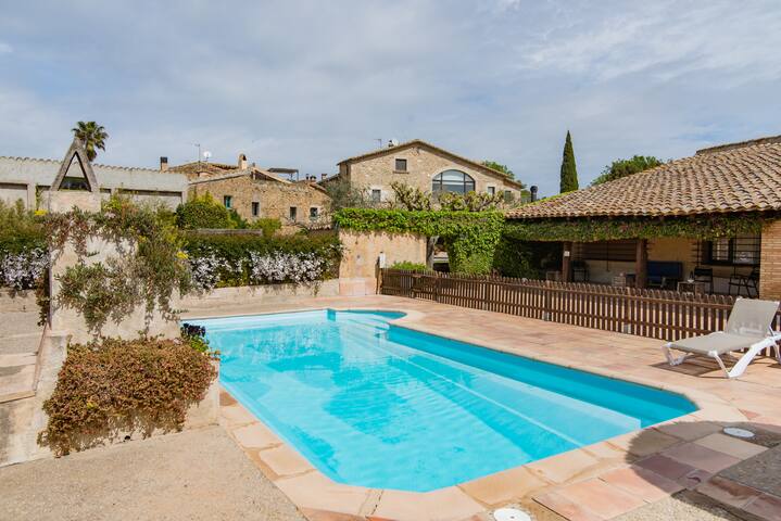 Cottage 9 people, Costa Brava Beaches 17km, Pool gallery image 2