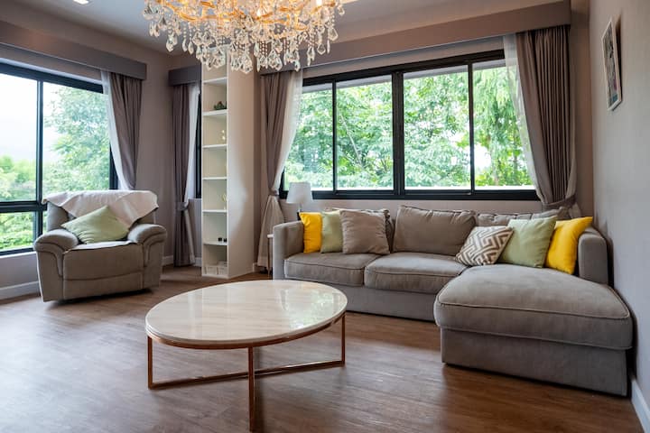 Просторна всекидневна, проектирана за общуване и спокойствие, съчетаваща меки цветове с естествена светлина.