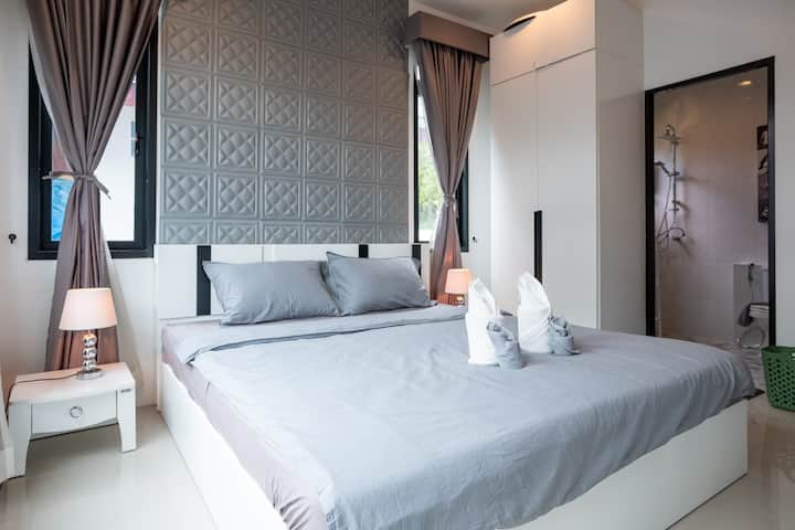 Елегантна спалня с изискани детайли и успокояващ деликатен декор за дълбока, непрекъсната почивка.