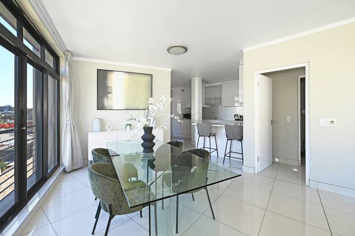 Stylish 2BR in De Waterkant Mountain & City Views gallery image 3