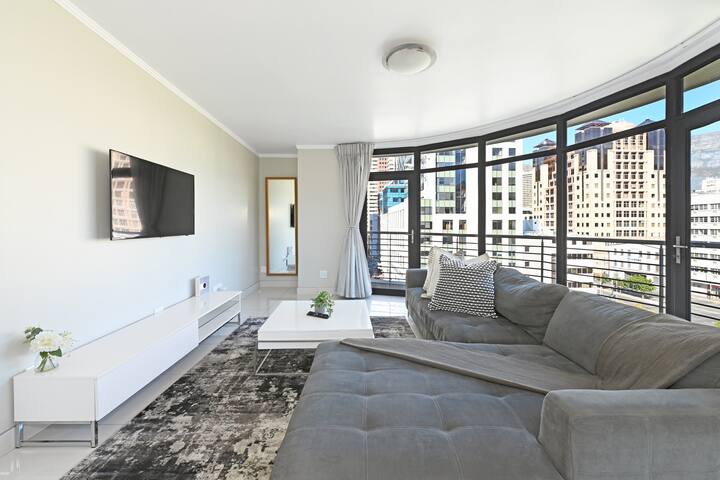 Stylish 2BR in De Waterkant Mountain & City Views gallery image 2