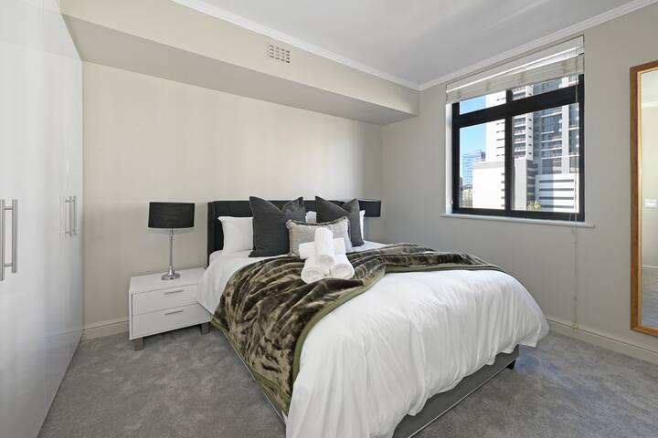 Stylish 2BR in De Waterkant Mountain & City Views gallery image 4