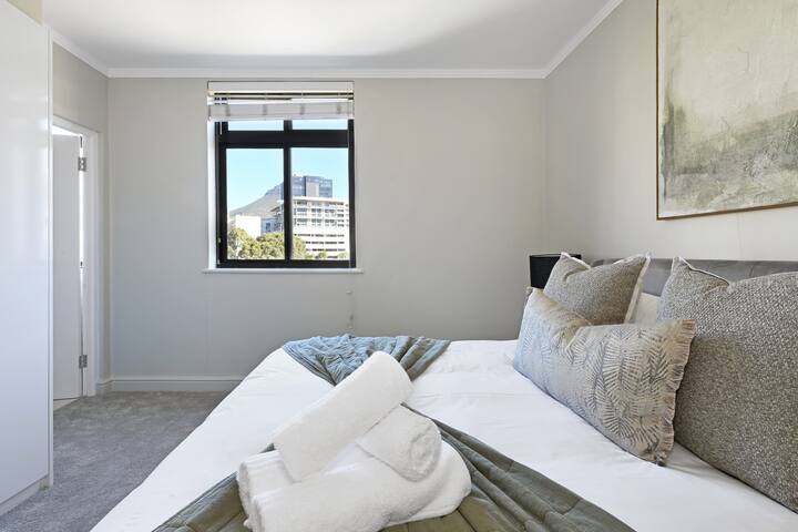 Stylish 2BR in De Waterkant Mountain & City Views gallery image 5