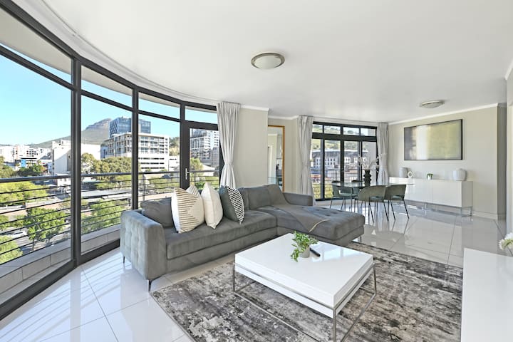 Stylish 2BR in De Waterkant Mountain & City Views
