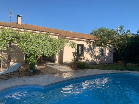Peaceful house between sea and scrubland