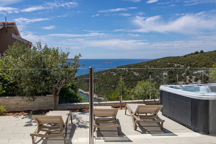 Villa Danijela With Jacuzzi. - Sevid