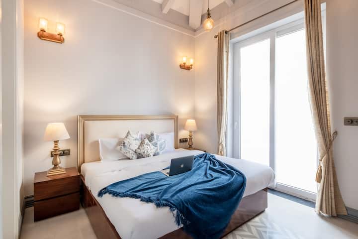 ✨Udobno se smjestite u kutku obasjanom suncem, gdje udobnost susreće mir i gdje jutra počinju u vašem ritmu✨