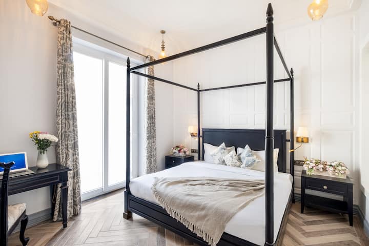 ✨A sun-drenched room with classic charm, made for lazy mornings and quiet reflections✨