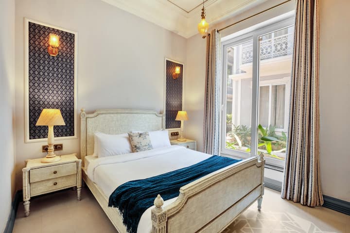 U ovom smještaju spajaju se✨ meki tonovi, topla rasvjeta i starinske teksture, pa je atmosfera smještaja umirujuća i elegantna.✨