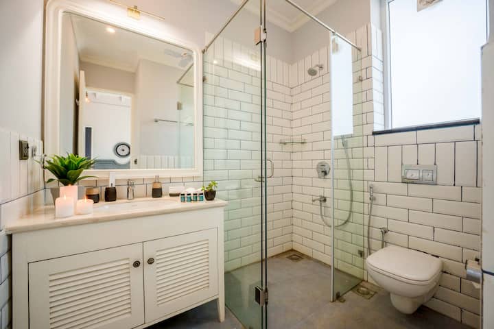 ✨Clean lines and warm details make this bathroom both functional and calming, a perfect start or end to your day✨