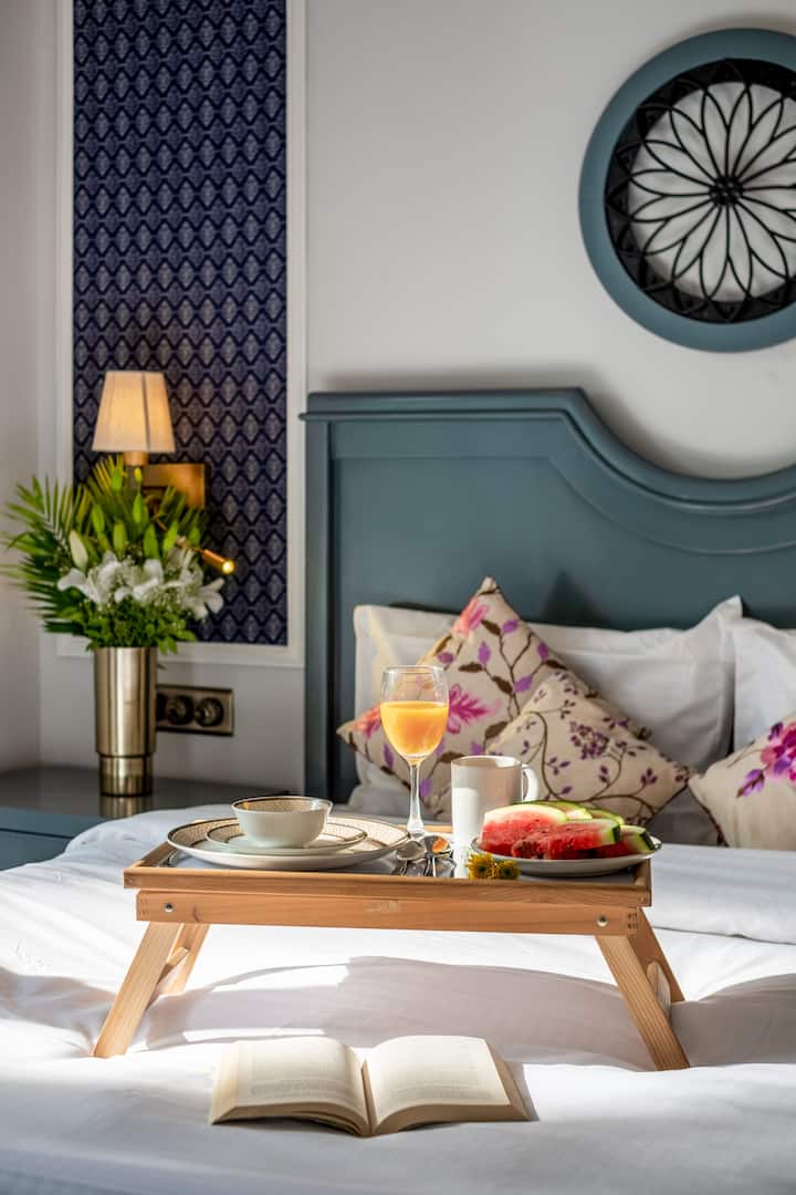 ✨Wake up to breakfast in bed, soft pillows, fresh blooms and the morning sun lighting up your perfect escape✨