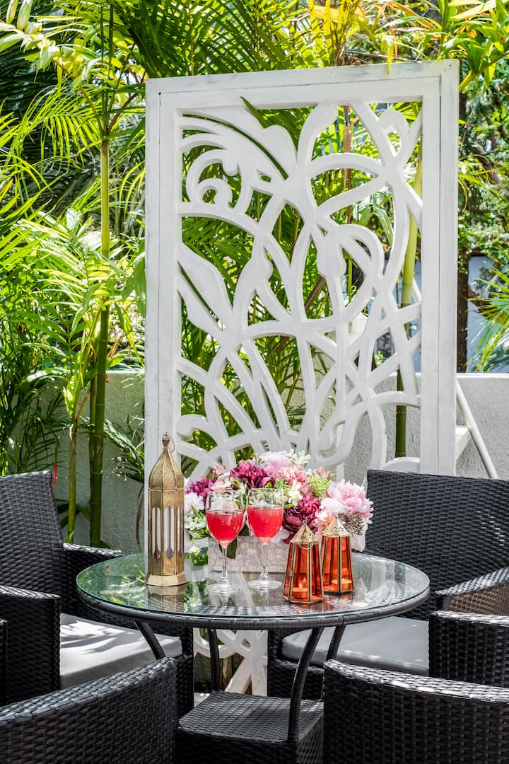 ✨Tropical privacy meets floral charm in this picture-perfect alfresco moment✨