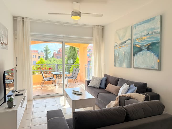 Resort-style Stay. Walk To Beach - Пафос