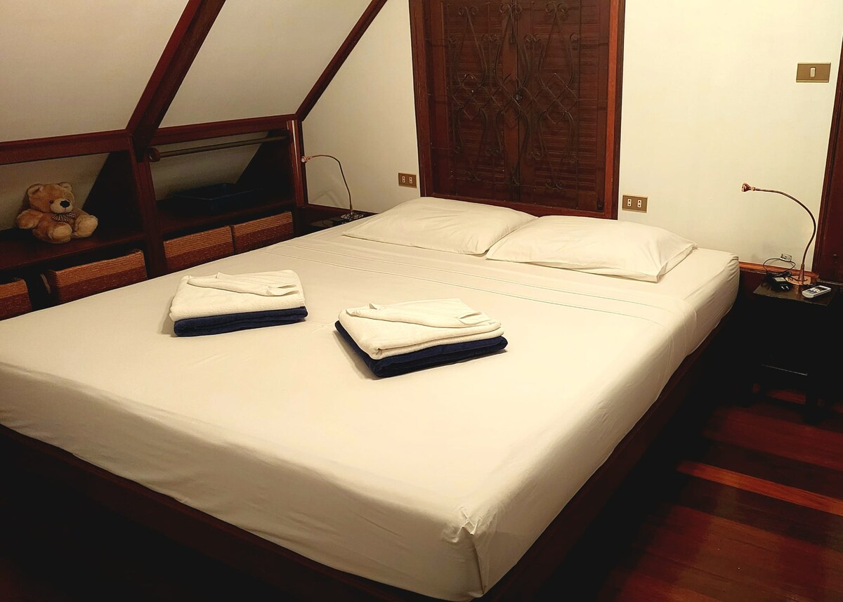 Nedavno renovirana spavaća soba na prvom katu na stražnjoj strani vile....s klima-uređajem i stropnim ventilatorom....