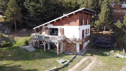 Cozy chalet and hot tub for 10 people.