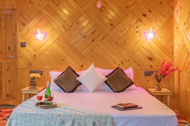 Spacious Waterfall Retreat For Families & Couples - Himachal Pradesh