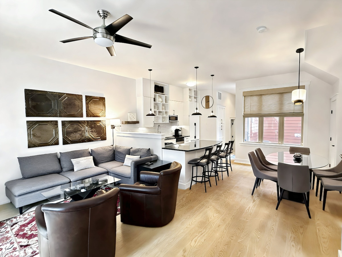 ที่นั่งรับประทานอาหารสำหรับสิบคนและที่นั่งในห้องนั่งเล่นที่สะดวกสบาย