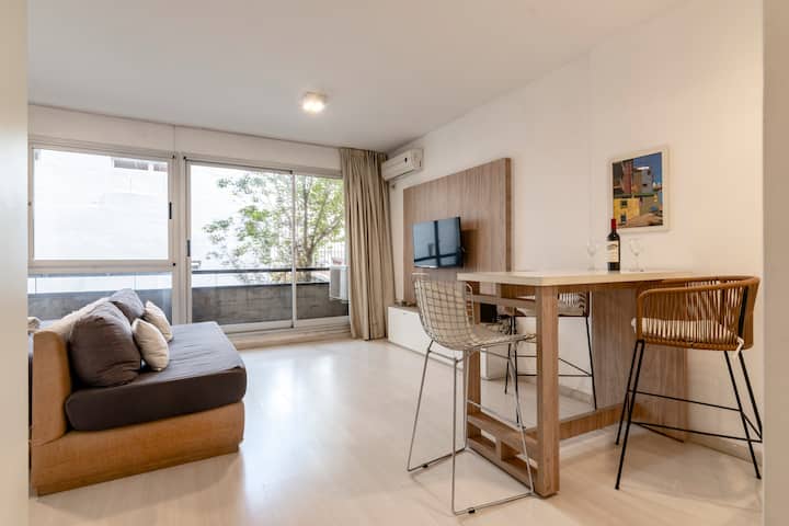 Kitnet mobiliada com varanda em Palermo Hollywood