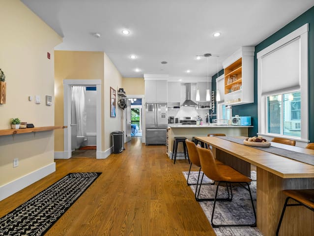 Bright & Spacious 3BR Condo in Central Cambridge gallery image 3