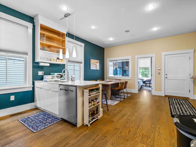 Bright & Spacious 3BR Condo in Central Cambridge gallery image 4