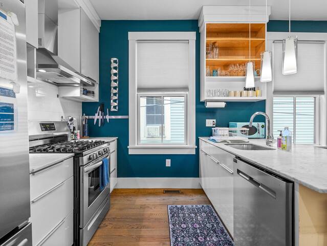 Bright & Spacious 3BR Condo in Central Cambridge gallery image 2
