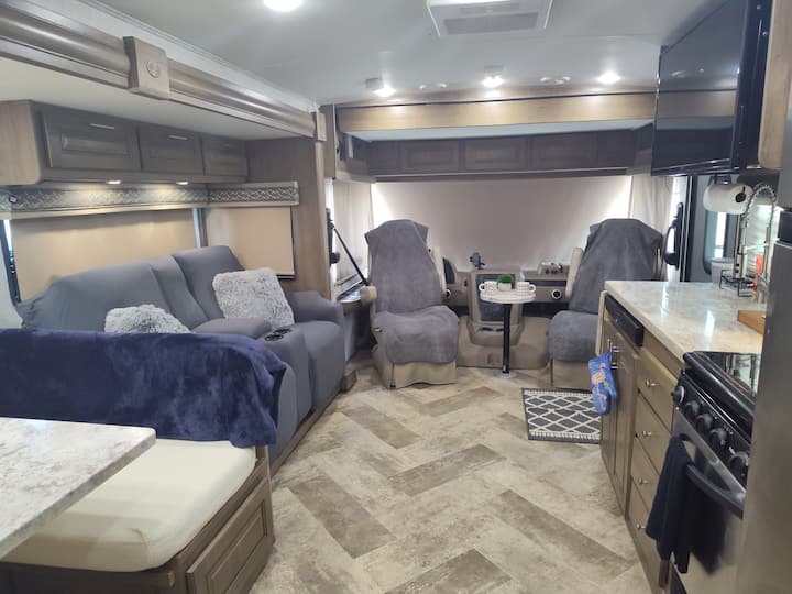 Дневна соба со двојни лежишта, 2 капетански стола со масичка за кафе, која може да се промени и во простор за спиење!