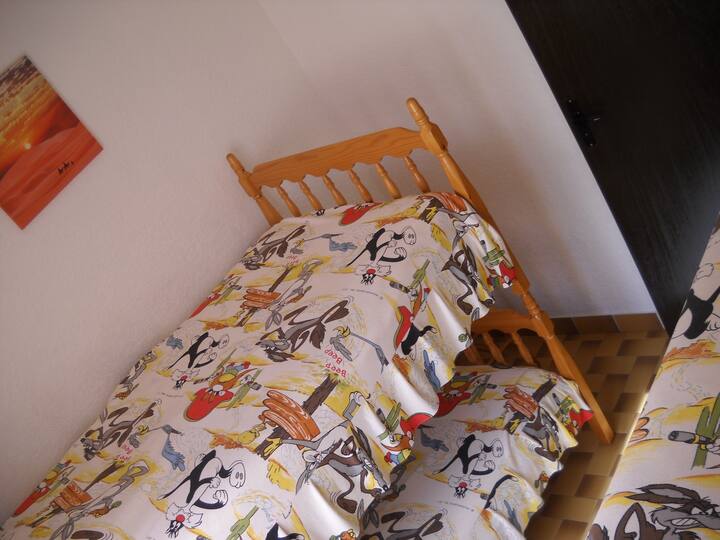 Segundo dormitorio con 4 camas de una persona superpuestas