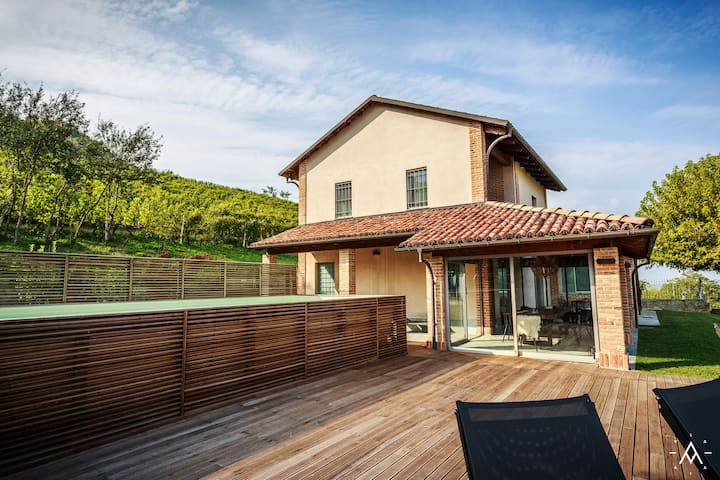 Villa Adina - Panorama delle colline del Barolo - Ville in affitto a La  Morra, Piemonte, Italia - Airbnb