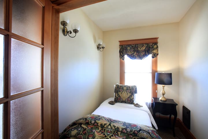 Queen With Twin Bed Near Beach (Upstairs) - Pacific Grove, CA
