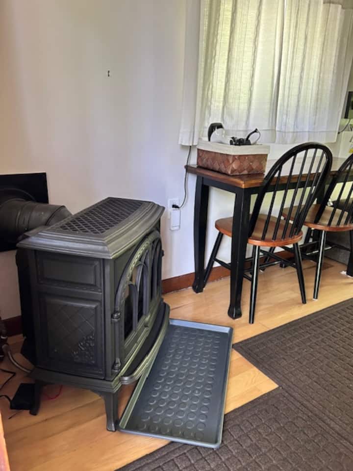 يتم تدفئة الكوخ بواسطة موقد حريق البروبان.