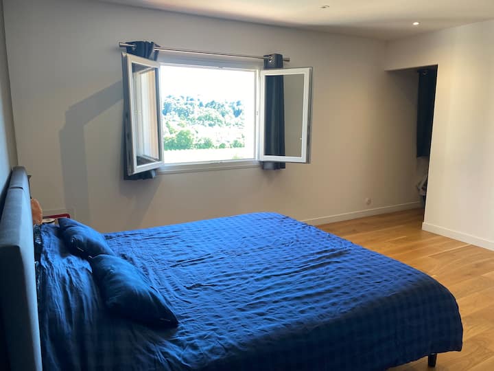 R+1 
Hlavný apartmán s manželskou posteľou King
Klimatizácia s potrubím 
Prístup do kúpeľne + WC. 