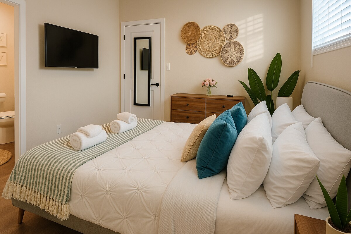 Chambre principale avec une salle de bain privée spacieuse pour votre confort et votre intimité.