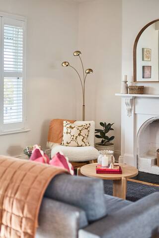 Stylish, Central & Spacious | Parking Included gallery image 4