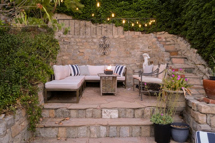 Hideaway in the Hollywood Hills! Views! Hot Tub!