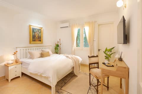 Courtyard View + Balcony + Netflix | It's Homestay