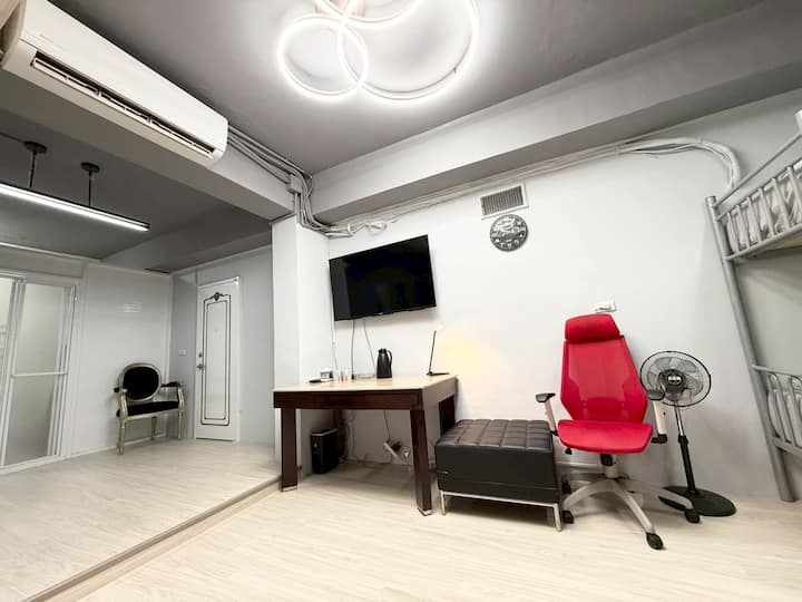 Workspace evidence from [Extremely quiet] Zhongshan | Near Ximen | Top villa | Sony TV | Full leather sofa | Top brand bed | Suitable for quiet people, light sleepers | Friendly to foreigners | Family